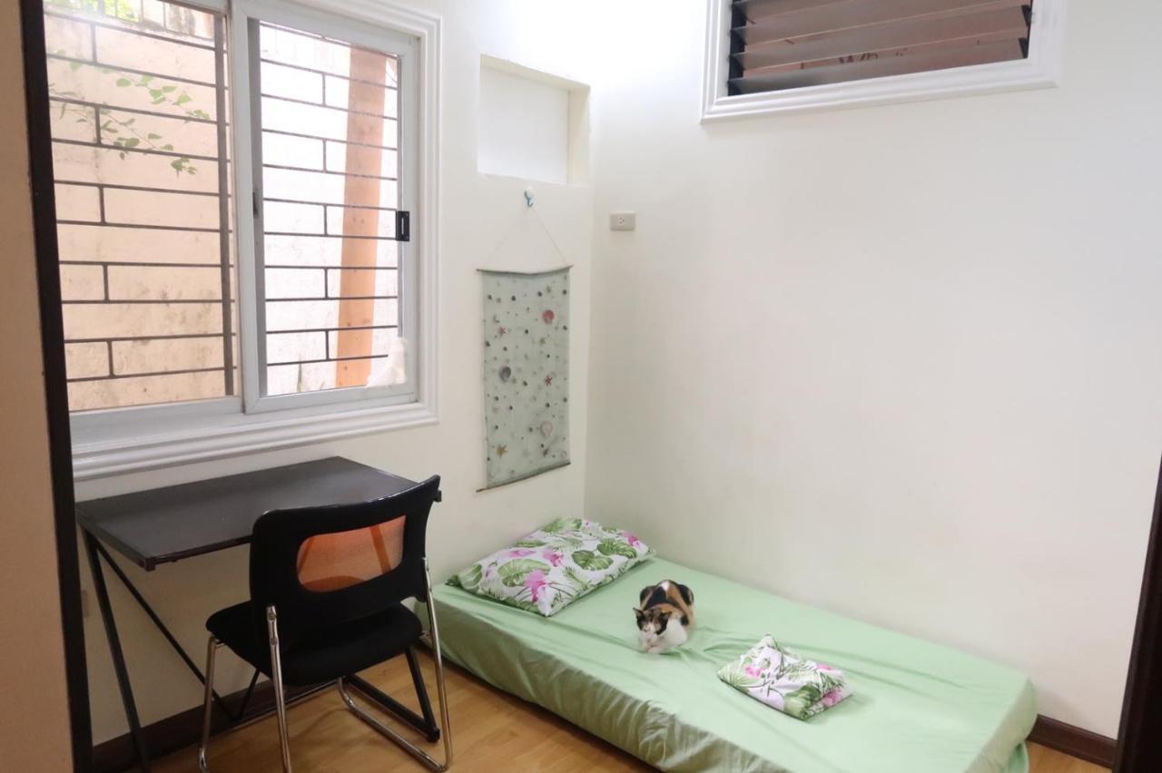 Cat Japanese Only At Uh Huh House Hostel Cebu Exterior photo